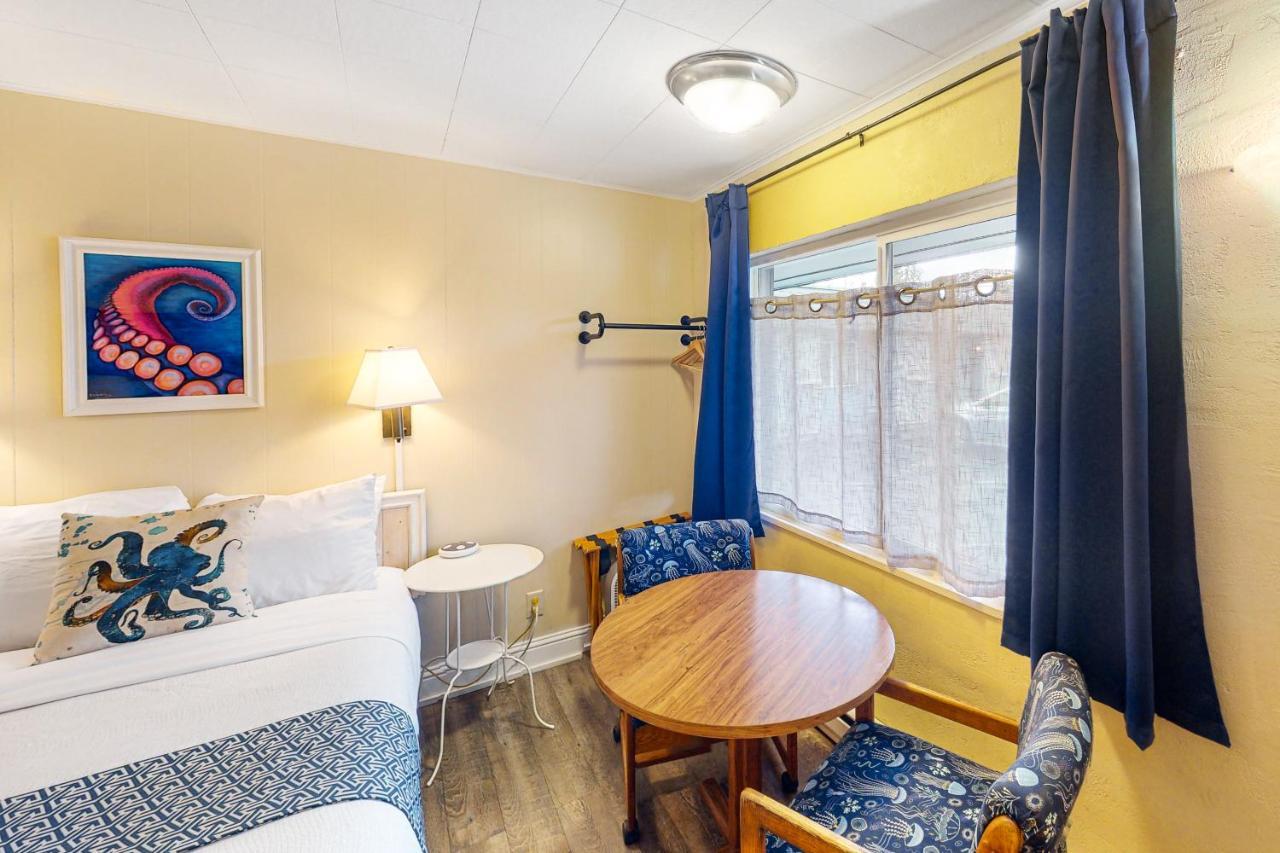 Lamplighter Inn - Tropical Fish Cove And Octopus Encounter Bandon Εξωτερικό φωτογραφία
