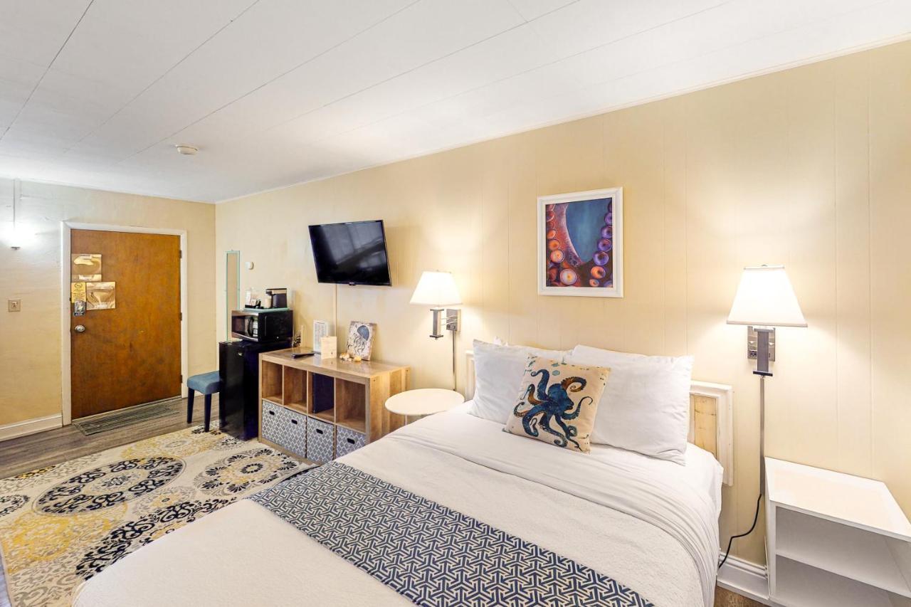 Lamplighter Inn - Tropical Fish Cove And Octopus Encounter Bandon Εξωτερικό φωτογραφία
