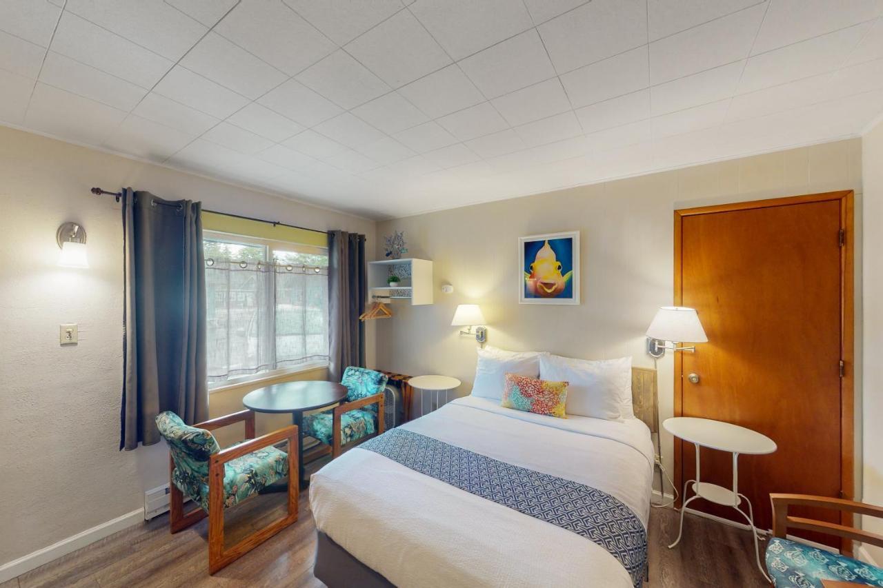 Lamplighter Inn - Tropical Fish Cove And Octopus Encounter Bandon Εξωτερικό φωτογραφία